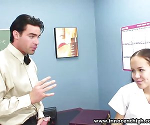 Innocenthigh Lehrer schlug dünn asiatische Teens enge pussy