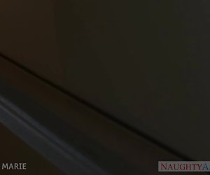Busty Milf Phoenix Marie schluckt Sperma