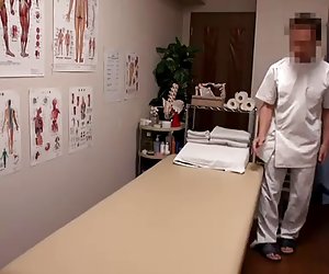 Bei der Massage-Behandlung wird naive Mädchen in Nylons gefickt.
