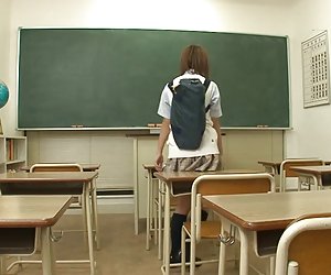 Zwei Jungs ficken Sana Anju engen Löchern in Klasse