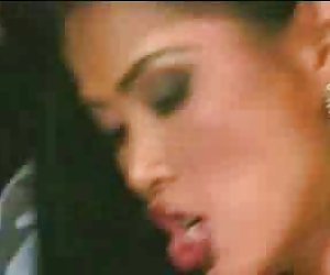 Sehr sexy asiatische Minka mit riesigen Titten fickt weiße client