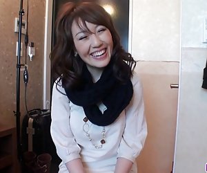 Großen Titted Babe Emiri Mizusawa behaarte Twat gebohrt