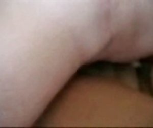 Asiatische Frau liebt weißen Hahn